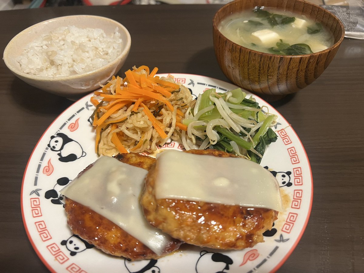 0m_5555's tweet photo. 今日は洗い物めんどくさいので小鉢なし(豆腐つくねバーグ) https://t.co/7JjtWwSrK3