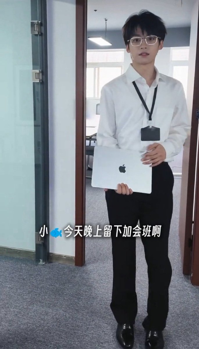 The4visuals's tweet photo. Little 🐟 is staying behind tonight to work a little overtime. 🚬🤭
#LEIPENG99 #TIANZIYU https://t.co/pUfxBTE4l5