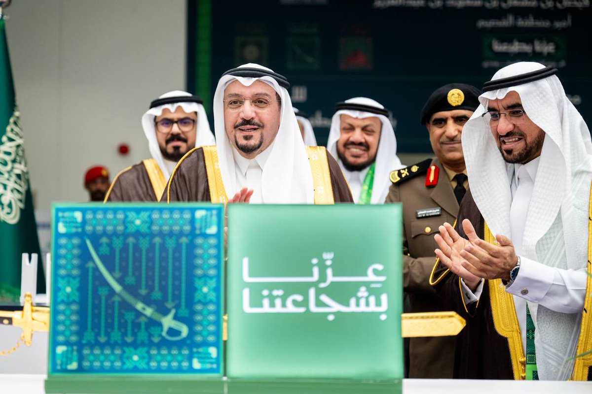 EmarahAlQassim's tweet photo. نوّه سموه بما تقدمه جامعة القصيم من مبادرات وبرامج نوعية تسهم في تعزيز الانتماء الوطني لدى الطلبة..

سمو #أمير_منطقة_القصيم:
    اليوم الوطني مناسبة نستحضر فيها مسيرة المؤسس الملك عبدالعزيز - طيب الله ثراه - وما حملته من عزيمة وإخلاص وعمل، ونستلهم منها مسؤوليتنا في مواصلة البناء والإسهام في تنمية وطننا وازدهاره.