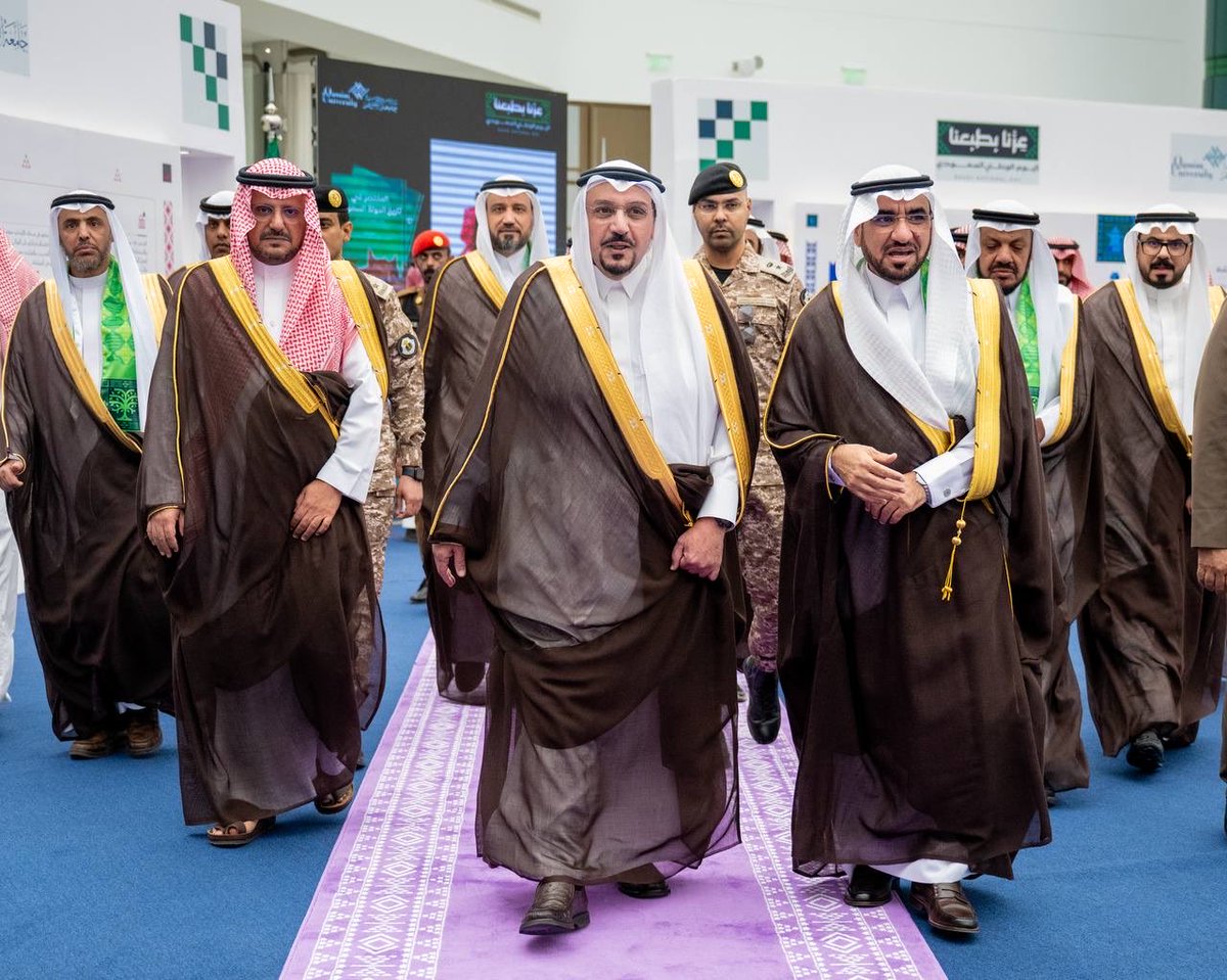 EmarahAlQassim's tweet photo. نوّه سموه بما تقدمه جامعة القصيم من مبادرات وبرامج نوعية تسهم في تعزيز الانتماء الوطني لدى الطلبة..

سمو #أمير_منطقة_القصيم:
    اليوم الوطني مناسبة نستحضر فيها مسيرة المؤسس الملك عبدالعزيز - طيب الله ثراه - وما حملته من عزيمة وإخلاص وعمل، ونستلهم منها مسؤوليتنا في مواصلة البناء والإسهام في تنمية وطننا وازدهاره.