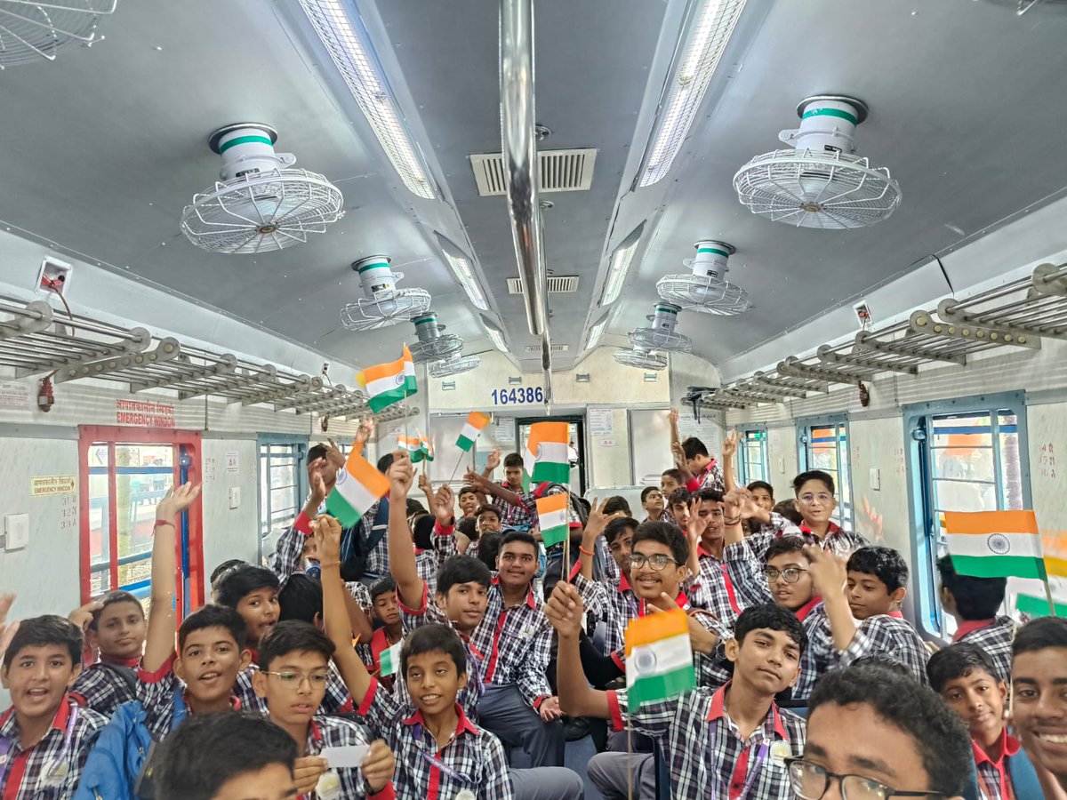 KSabarmati's tweet photo. Students of PM SHRI K V Sabarmati witnessed a landmark moment with the flagging off of India’s first LNG-powered train by Hon’ble Union Home &amp; Cooperation Minister Shri Amit Shah. @KVS_HQ  @AhmedabadRo @drmadiwr https://t.co/sFVsD5tGhy