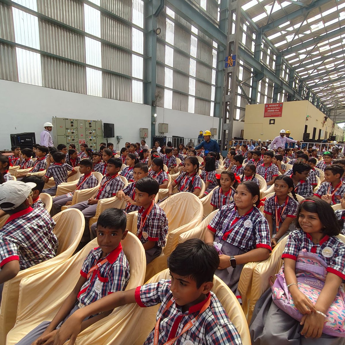 KSabarmati's tweet photo. Students of PM SHRI K V Sabarmati witnessed a landmark moment with the flagging off of India’s first LNG-powered train by Hon’ble Union Home &amp; Cooperation Minister Shri Amit Shah. @KVS_HQ  @AhmedabadRo @drmadiwr https://t.co/sFVsD5tGhy