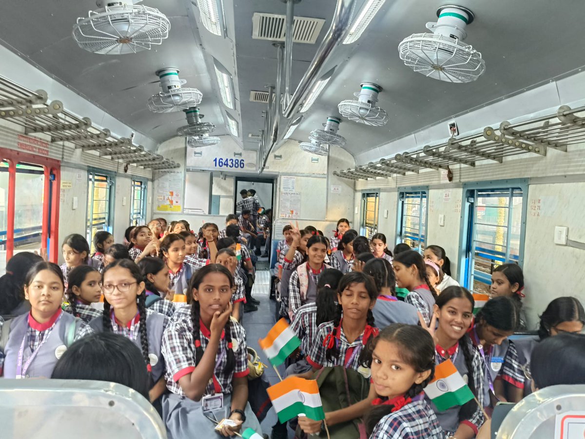 KSabarmati's tweet photo. Students of PM SHRI K V Sabarmati witnessed a landmark moment with the flagging off of India’s first LNG-powered train by Hon’ble Union Home &amp; Cooperation Minister Shri Amit Shah. @KVS_HQ  @AhmedabadRo @drmadiwr https://t.co/sFVsD5tGhy