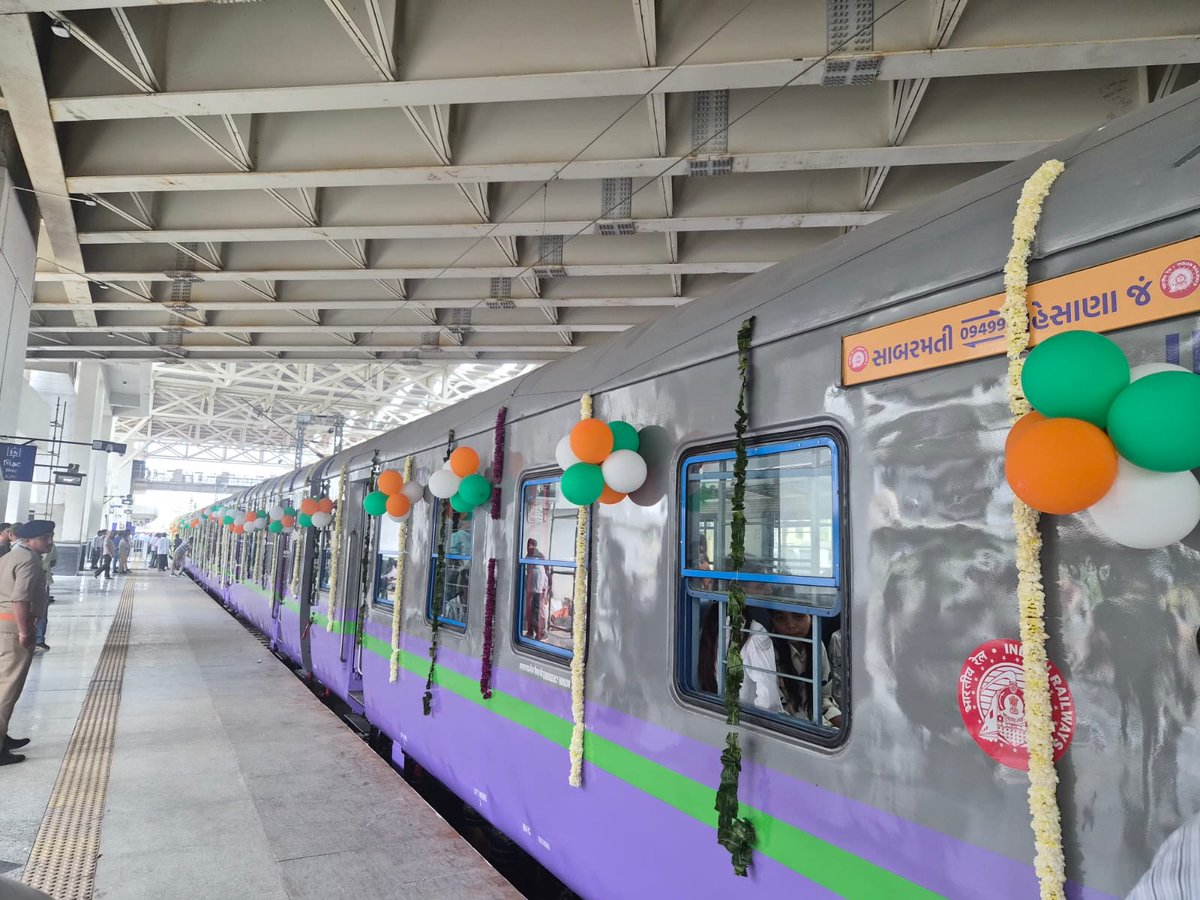 KSabarmati's tweet photo. Students of PM SHRI K V Sabarmati witnessed a landmark moment with the flagging off of India’s first LNG-powered train by Hon’ble Union Home &amp; Cooperation Minister Shri Amit Shah. @KVS_HQ  @AhmedabadRo @drmadiwr https://t.co/sFVsD5tGhy