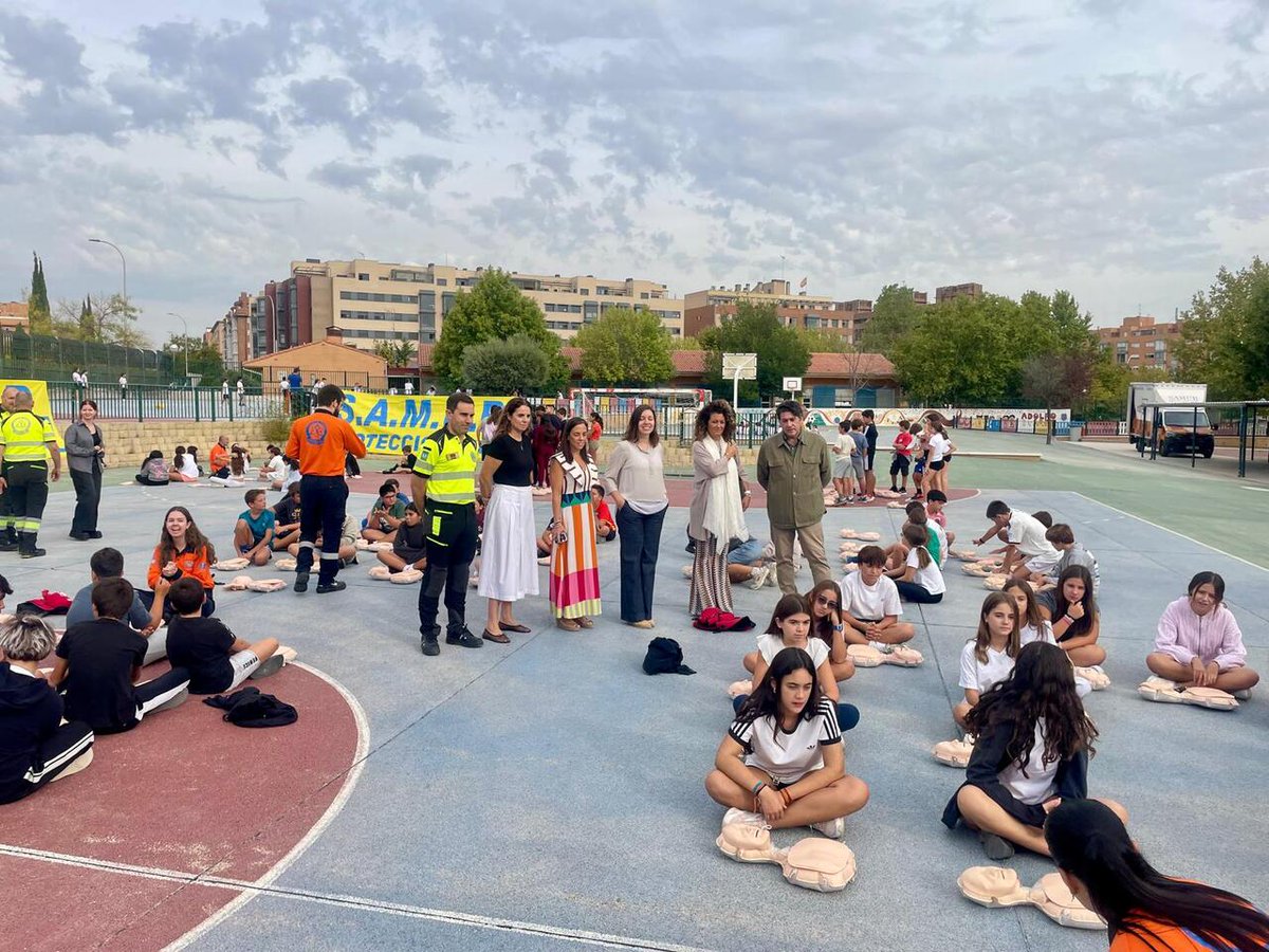 JMDHortaleza's tweet photo. 📢La @JMDHortaleza conmemora el Dia Mundial del Corazón con una Jornada de Formación en Manejo de Reanimación Cardiopulmonar (RCP) 

✅El concejal @davidperez ha asistido a la primera de estas jornadas impartidas por @SAMUR_PC donde van a participar 250 alumnos de 1º ESO https://t.co/393SJVcuxf