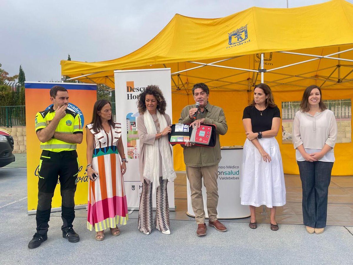 JMDHortaleza's tweet photo. 📢La @JMDHortaleza conmemora el Dia Mundial del Corazón con una Jornada de Formación en Manejo de Reanimación Cardiopulmonar (RCP) 

✅El concejal @davidperez ha asistido a la primera de estas jornadas impartidas por @SAMUR_PC donde van a participar 250 alumnos de 1º ESO https://t.co/393SJVcuxf