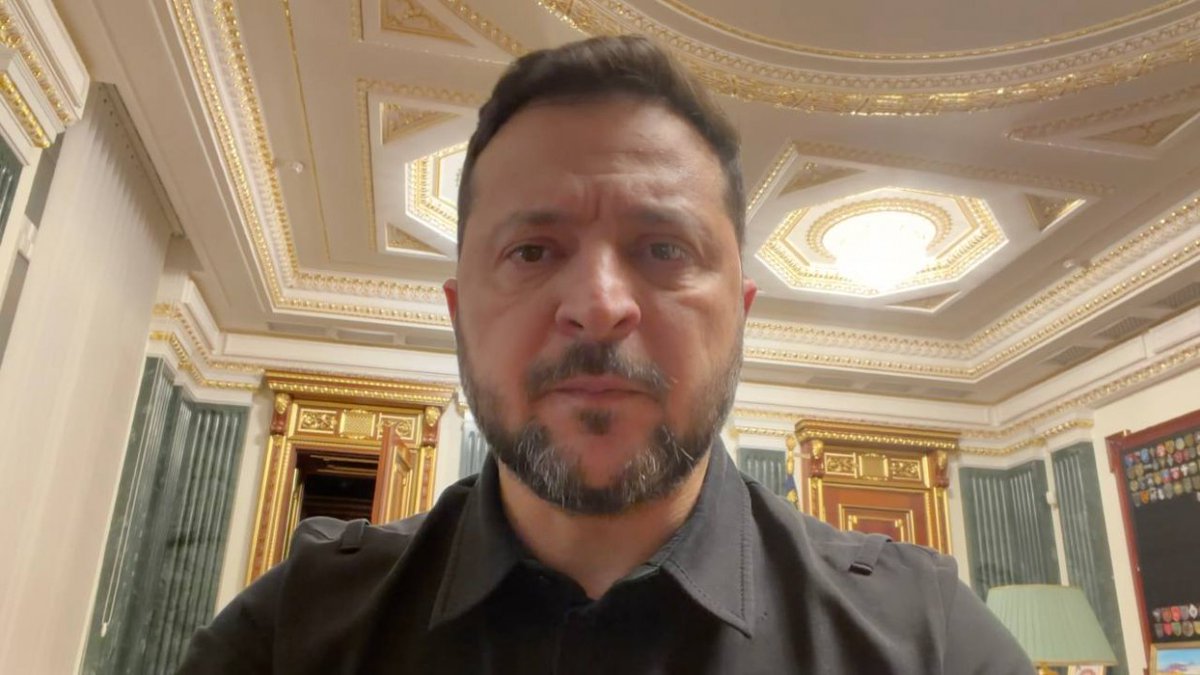 zer0corruption_'s tweet photo. Президент Володимир Зеленський несе особисту відповідальність за корупцію серед свого оточення. 

Так вважають 72% опитаних Київським міжнародним інститутом соціології (КМІС). Не вважають, що Зеленський несе відповідальність – 25%.

▪️ Крім того, переважна більшість респондентів – 72% – вважають, що за час повномасштабного вторгнення рівень корупції в країні зріс. 

▪️ Респондентів також запитали "Що хвилює найбільше на цей час?". Вони могли назвати три варіанти відповідей, але найбільше говорили, що їх хвилює корупція у владі (50%). 

▪️ Окрім ворожих атак, багатьох (30%) також турбує непрофесіоналізм та некомпетентність влади. 

А чи варто дивуватись таким результатам, якщо на ключові посади призначають лояльних і ручних, а не професійних і доброчесних? 

Якщо не запровадити прозорі конкурси на посади генпрокурора і очільника ДБР, принаймні в правоохоронній системі очікувати на якісь зміни не варто. 

Більше про дослідження: https://t.co/BU1O3LwWxN