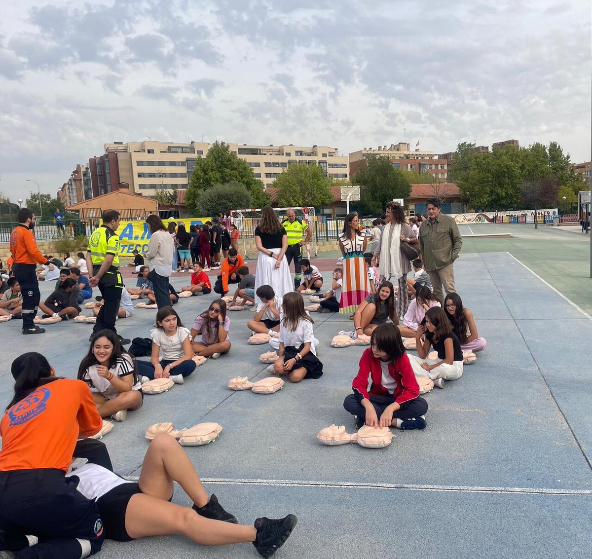 JMDHortaleza's tweet photo. 📢La @JMDHortaleza conmemora el Dia Mundial del Corazón con una Jornada de Formación en Manejo de Reanimación Cardiopulmonar (RCP) 

✅El concejal @davidperez ha asistido a la primera de estas jornadas impartidas por @SAMUR_PC donde van a participar 250 alumnos de 1º ESO https://t.co/393SJVcuxf