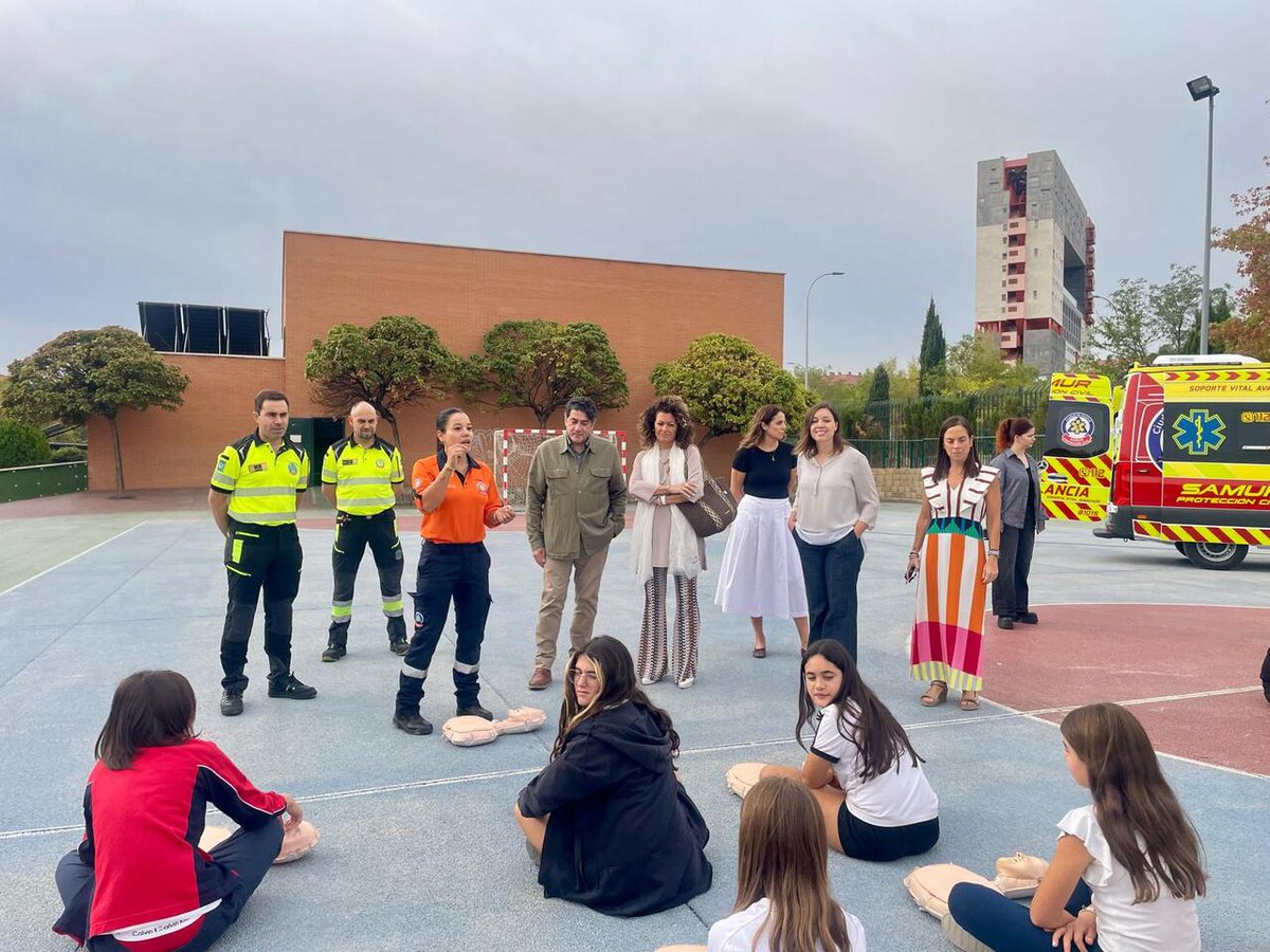JMDHortaleza's tweet photo. 📢La @JMDHortaleza conmemora el Dia Mundial del Corazón con una Jornada de Formación en Manejo de Reanimación Cardiopulmonar (RCP) 

✅El concejal @davidperez ha asistido a la primera de estas jornadas impartidas por @SAMUR_PC donde van a participar 250 alumnos de 1º ESO https://t.co/393SJVcuxf