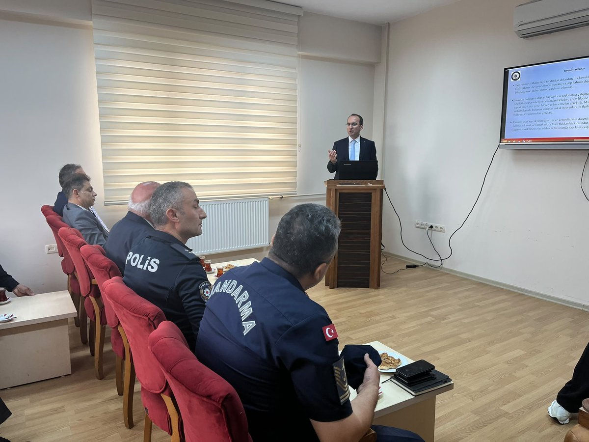 bduzukaymakamlg's tweet photo. 📌İlçemiz Güvenlik Danışma Kurulu Toplantısı, İlçemiz Kaymakamı Sayın Muammer SARIDOĞAN başkanlığında gerçekleştirildi.

Toplantıda ilçemizin genel güvenlik ve asayiş durumu değerlendirilerek, vatandaşlarımızın huzur ve güvenliğine yönelik yürütülen çalışmalar ele alındı.🇹🇷 https://t.co/9nTN9g4qBD