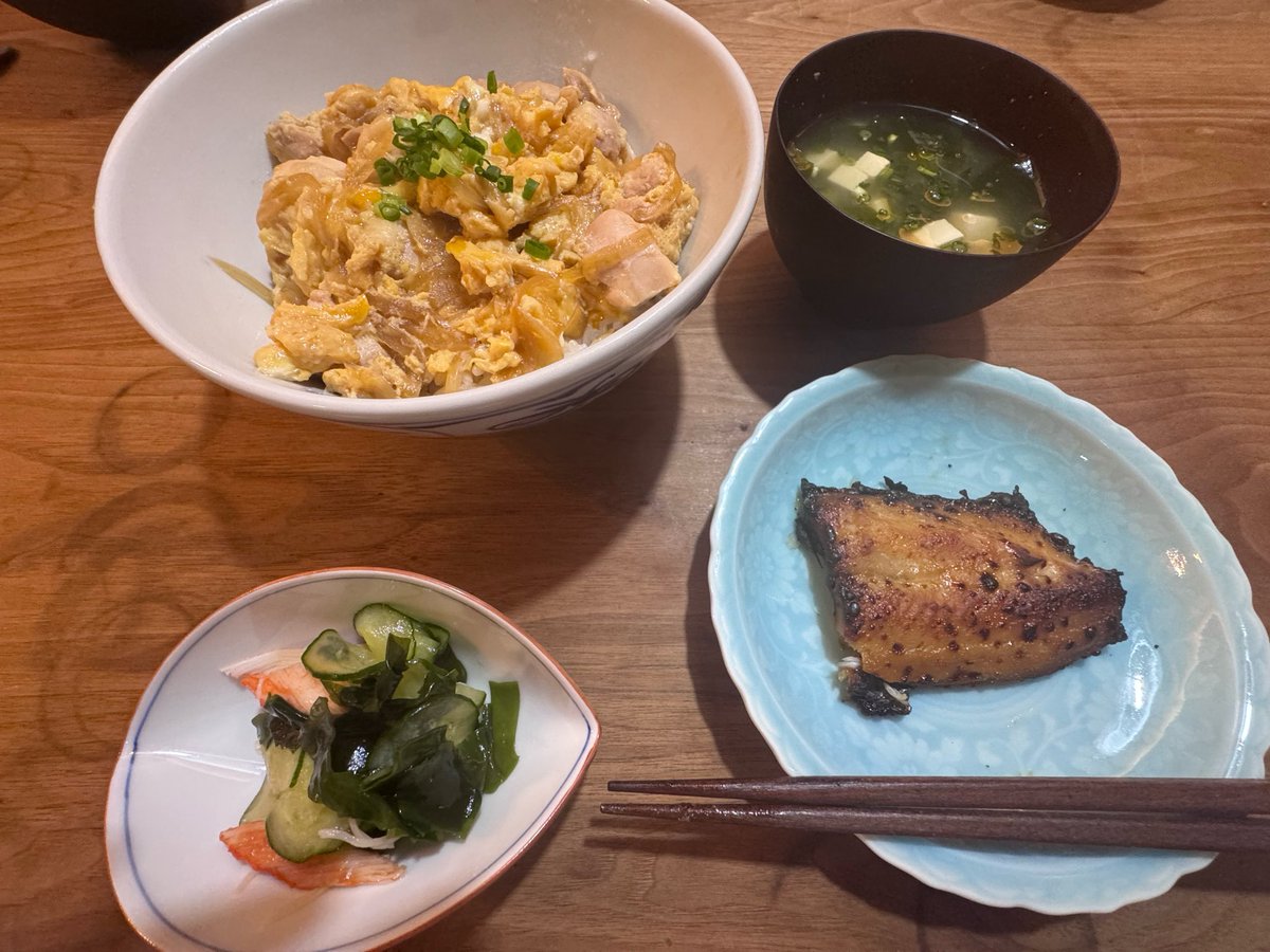 yoshimogi8's tweet photo. 夕飯は親子丼
アテは昨日釣ったサゴシの味噌焼き
こりゃ美味い😋

乾杯🍻 https://t.co/8GhW4mF7qB
