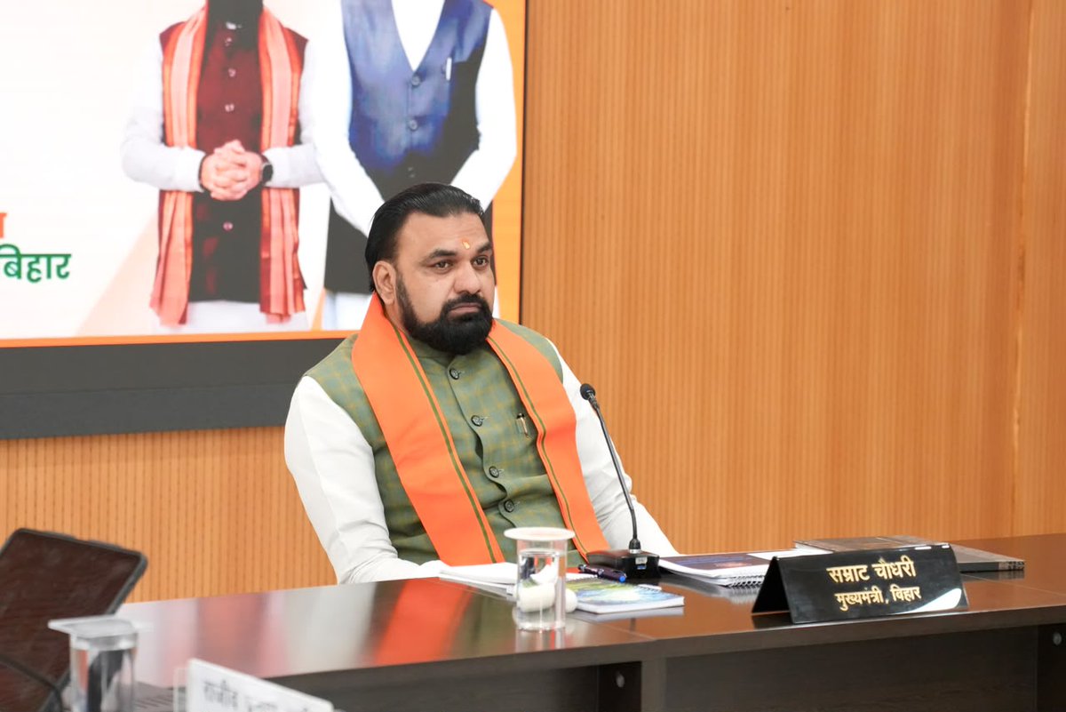 IPRDBihar's tweet photo. माननीय मुख्यमंत्री श्री सम्राट चौधरी जी की अध्यक्षता में लोक सेवक आवास स्थित ‘संकल्प’ सभागार में अजगैबीनाथ धाम एवं सोनपुर ग्रीनफील्ड एयरपोर्ट परियोजनाओं की समीक्षा की गई।

उन्होंने कहा कि अजगैबीनाथ धाम ग्रीनफील्ड एयरपोर्ट के प्रथम चरण में ₹3,500 करोड़ तथा सोनपुर ग्रीनफील्ड इंटरनेशनल एयरपोर्ट के प्रथम चरण में ₹6,500 करोड़ का निवेश पीपीपी मोड पर प्रस्तावित है।
#samratchoudhary
#CMSamrat