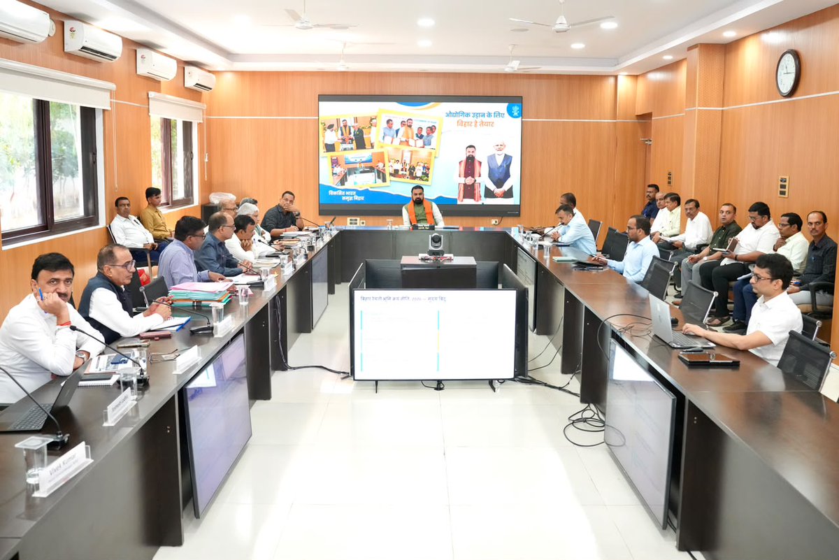 IPRDBihar's tweet photo. माननीय मुख्यमंत्री श्री सम्राट चौधरी जी की अध्यक्षता में लोक सेवक आवास स्थित ‘संकल्प’ सभागार में अजगैबीनाथ धाम एवं सोनपुर ग्रीनफील्ड एयरपोर्ट परियोजनाओं की समीक्षा की गई।

उन्होंने कहा कि अजगैबीनाथ धाम ग्रीनफील्ड एयरपोर्ट के प्रथम चरण में ₹3,500 करोड़ तथा सोनपुर ग्रीनफील्ड इंटरनेशनल एयरपोर्ट के प्रथम चरण में ₹6,500 करोड़ का निवेश पीपीपी मोड पर प्रस्तावित है।
#samratchoudhary
#CMSamrat