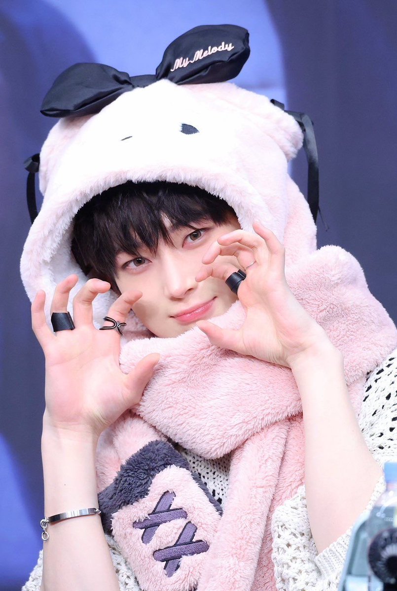 pikm1n's tweet photo. Sunoo ♡ Sanrio 🧁🎀 https://t.co/0iUYLD9Gpp