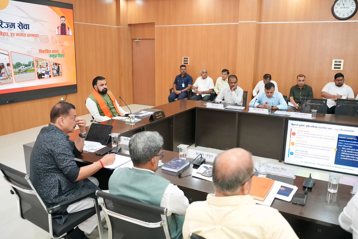 IPRDBihar's tweet photo. माननीय मुख्यमंत्री श्री सम्राट चौधरी जी की अध्यक्षता में लोक सेवक आवास स्थित ‘संकल्प’ सभागार में अजगैबीनाथ धाम एवं सोनपुर ग्रीनफील्ड एयरपोर्ट परियोजनाओं की समीक्षा की गई।

उन्होंने कहा कि अजगैबीनाथ धाम ग्रीनफील्ड एयरपोर्ट के प्रथम चरण में ₹3,500 करोड़ तथा सोनपुर ग्रीनफील्ड इंटरनेशनल एयरपोर्ट के प्रथम चरण में ₹6,500 करोड़ का निवेश पीपीपी मोड पर प्रस्तावित है।
#samratchoudhary
#CMSamrat