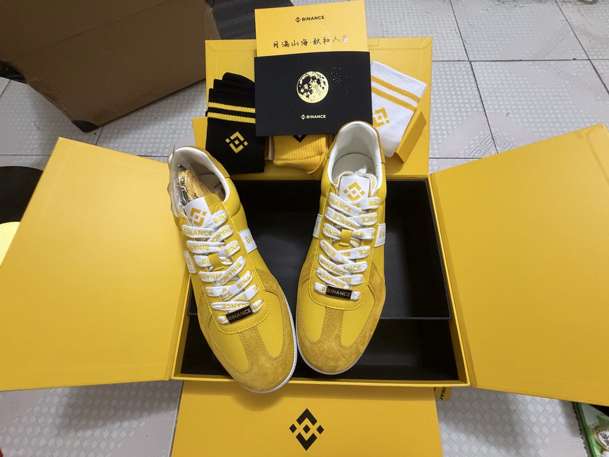 Lee110250's tweet photo. 以前都是看着别人晒各种节日限定礼盒，没想到这次自己也拿到了

进币安官方中 TG 好几年了，之前一直都是潜水状态😂

群里特别有意思，聊天很热闹，活动也很多，管理员在线解答效率高@EricZz66124

币安官方中文群真的很有意思，大家有空可以进来一起玩 https://t.co/nS8jonCFc5 https://t.co/Tr5GpGmlNA