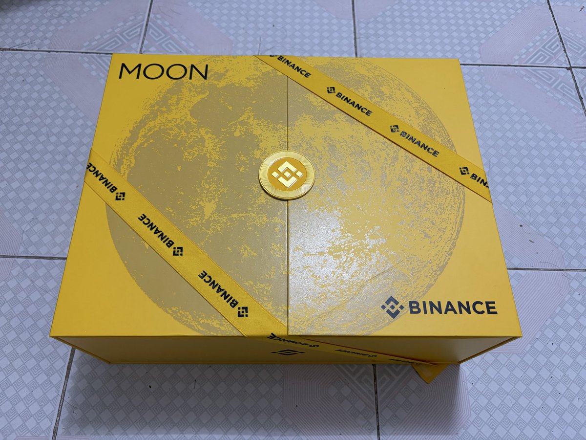 Lee110250's tweet photo. 以前都是看着别人晒各种节日限定礼盒，没想到这次自己也拿到了

进币安官方中 TG 好几年了，之前一直都是潜水状态😂

群里特别有意思，聊天很热闹，活动也很多，管理员在线解答效率高@EricZz66124

币安官方中文群真的很有意思，大家有空可以进来一起玩 https://t.co/nS8jonCFc5 https://t.co/Tr5GpGmlNA
