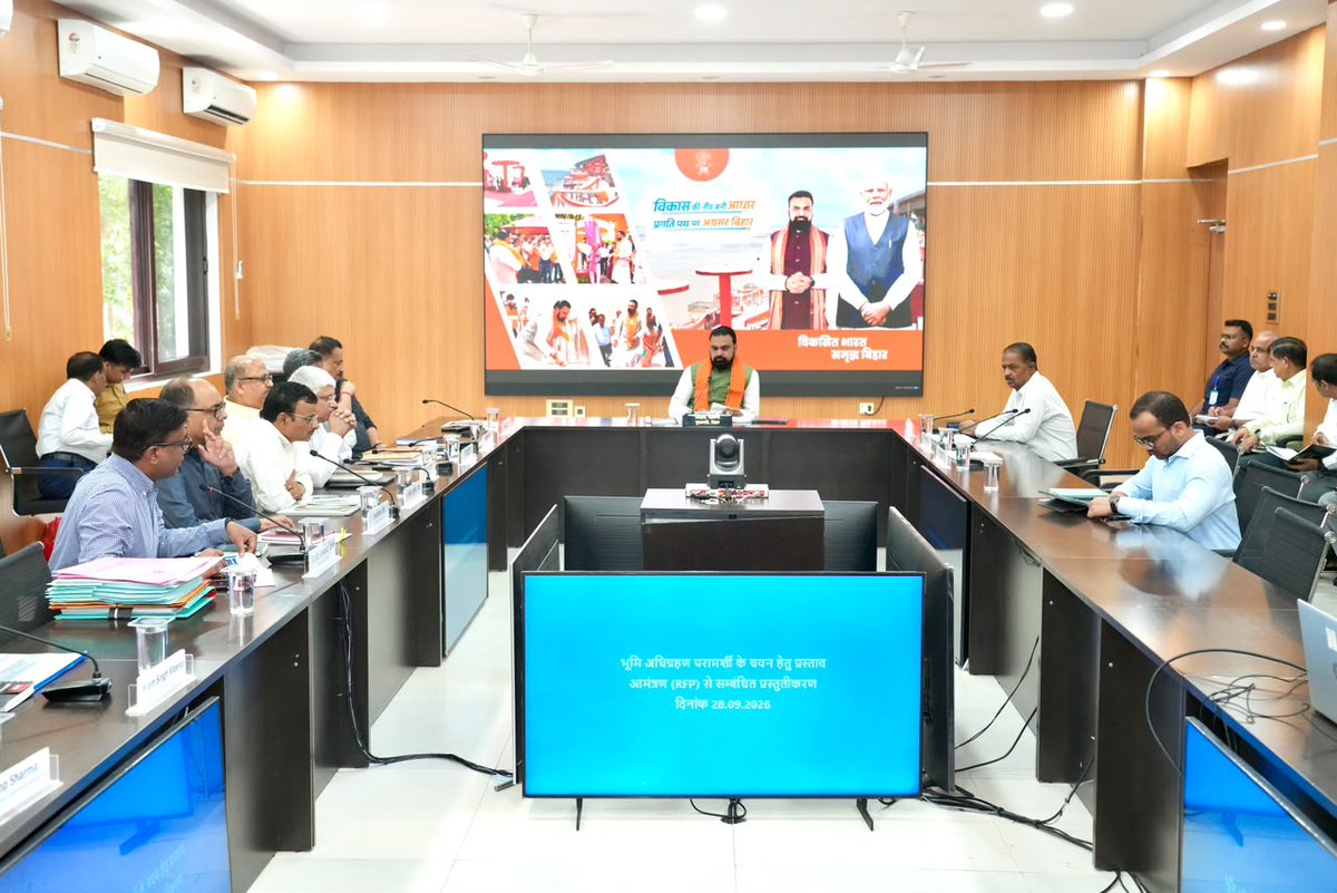 IPRDBihar's tweet photo. माननीय मुख्यमंत्री जी ने कहा कि अजगैबीनाथ धाम एयरपोर्ट पर बड़े विमानों के संचालन के अनुरूप रन-वे एवं आवश्यक आधारभूत संरचना विकसित की जाएगी। इससे मुंगेर, लखीसराय, जमुई, भागलपुर, बांका, खगड़िया, बेगूसराय सहित आसपास के जिलों और श्रावणी मेले में आने वाले श्रद्धालुओं को बेहतर हवाई सुविधा मिलेगी।

वहीं, उन्होंने कहा कि सोनपुर एयरपोर्ट को बड़े विमानों के संचालन, कार्गो सुविधा एवं बेहतर कनेक्टिविटी के अनुरूप विकसित किया जाएगा, जिससे बिहार के 22 जिलों सहित झारखंड एवं उत्तर प्रदेश के सीमावर्ती क्षेत्रों को भी लाभ मिलेगा।

माननीय मुख्यमंत्री जी ने दोनों परियोजनाओं में तेजी लाते हुए सभी आवश्यक प्रक्रियाओं को आपसी समन्वय के साथ निर्धारित समय-सीमा में पूरा करने के निर्देश दिए।

उन्होंने कहा कि बेहतर हवाई कनेक्टिविटी, पर्यटन, व्यापार एवं क्षेत्रीय आर्थिक विकास के इससे बढ़ावा मिलेगा।
#samratchoudhary
#CMSamrat