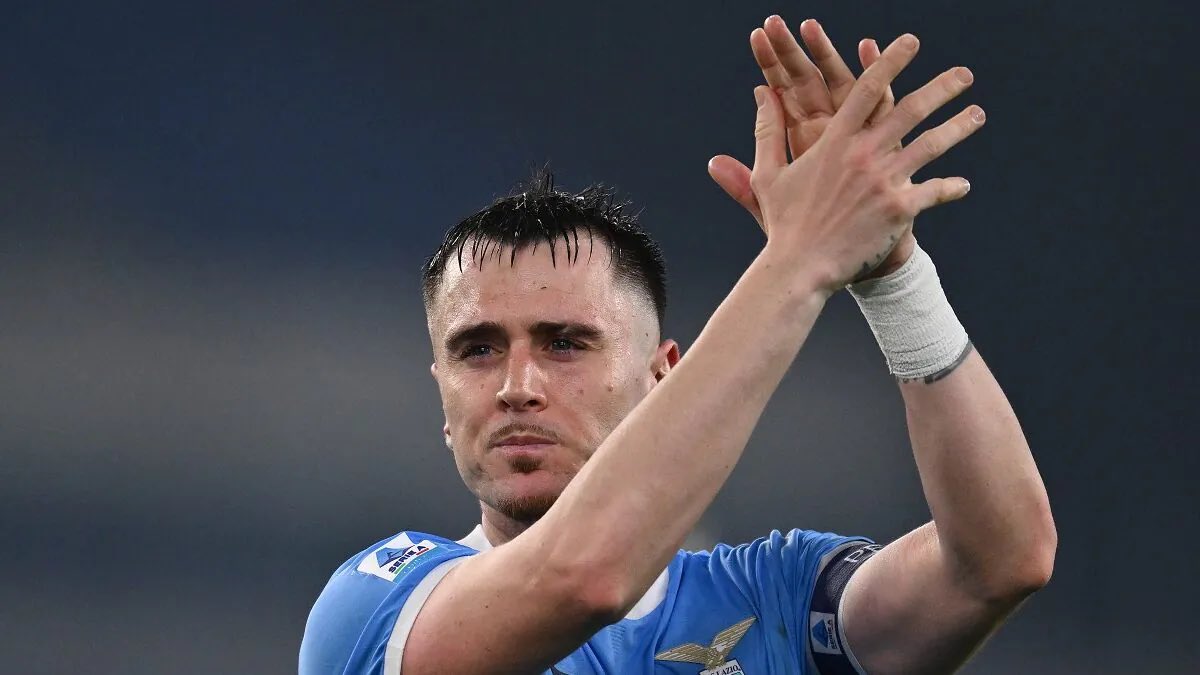 GiGiSSLazio's tweet photo. Dagli insulti all’apprezzamento fino all’apice del primo “periodo sarriano”.
Dall’anonimato in cui sei arrivato all’esaltazione dell’uomo che ti sei rilevato. 
Da quella maglia che ti sei dovuto sudare a quella maglia che era sempre la più sudata.
Da quel caschetto biondo da pariolino a quel doppio taglio da coatto.
Da quella tenacia in campo a quella fragilità fuori dal rettangolo di gioco. 

Ci sarebbero tanti modi per raccontarti. 
Altrettanti per salutarti.
Sarebbero tutti giusti e tutti sbagliati. 
Perché sì, sei arrivato bambino e te ne vai da Uomo. 
Ma in mezzo non ci siamo Noi, ci sei tu e questi 11 anni insieme, in cui hai capito davvero cosa significa essere Laziale.

Ciao Gabarron, te se vole bene. 
Forza #Lazio e buona vita.

#Patric 🫶🏻