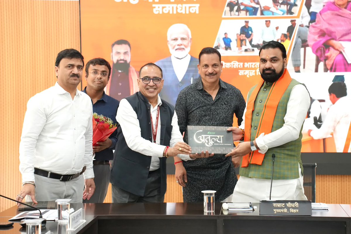 IPRDBihar's tweet photo. माननीय मुख्यमंत्री जी ने कहा कि अजगैबीनाथ धाम एयरपोर्ट पर बड़े विमानों के संचालन के अनुरूप रन-वे एवं आवश्यक आधारभूत संरचना विकसित की जाएगी। इससे मुंगेर, लखीसराय, जमुई, भागलपुर, बांका, खगड़िया, बेगूसराय सहित आसपास के जिलों और श्रावणी मेले में आने वाले श्रद्धालुओं को बेहतर हवाई सुविधा मिलेगी।

वहीं, उन्होंने कहा कि सोनपुर एयरपोर्ट को बड़े विमानों के संचालन, कार्गो सुविधा एवं बेहतर कनेक्टिविटी के अनुरूप विकसित किया जाएगा, जिससे बिहार के 22 जिलों सहित झारखंड एवं उत्तर प्रदेश के सीमावर्ती क्षेत्रों को भी लाभ मिलेगा।

माननीय मुख्यमंत्री जी ने दोनों परियोजनाओं में तेजी लाते हुए सभी आवश्यक प्रक्रियाओं को आपसी समन्वय के साथ निर्धारित समय-सीमा में पूरा करने के निर्देश दिए।

उन्होंने कहा कि बेहतर हवाई कनेक्टिविटी, पर्यटन, व्यापार एवं क्षेत्रीय आर्थिक विकास के इससे बढ़ावा मिलेगा।
#samratchoudhary
#CMSamrat
