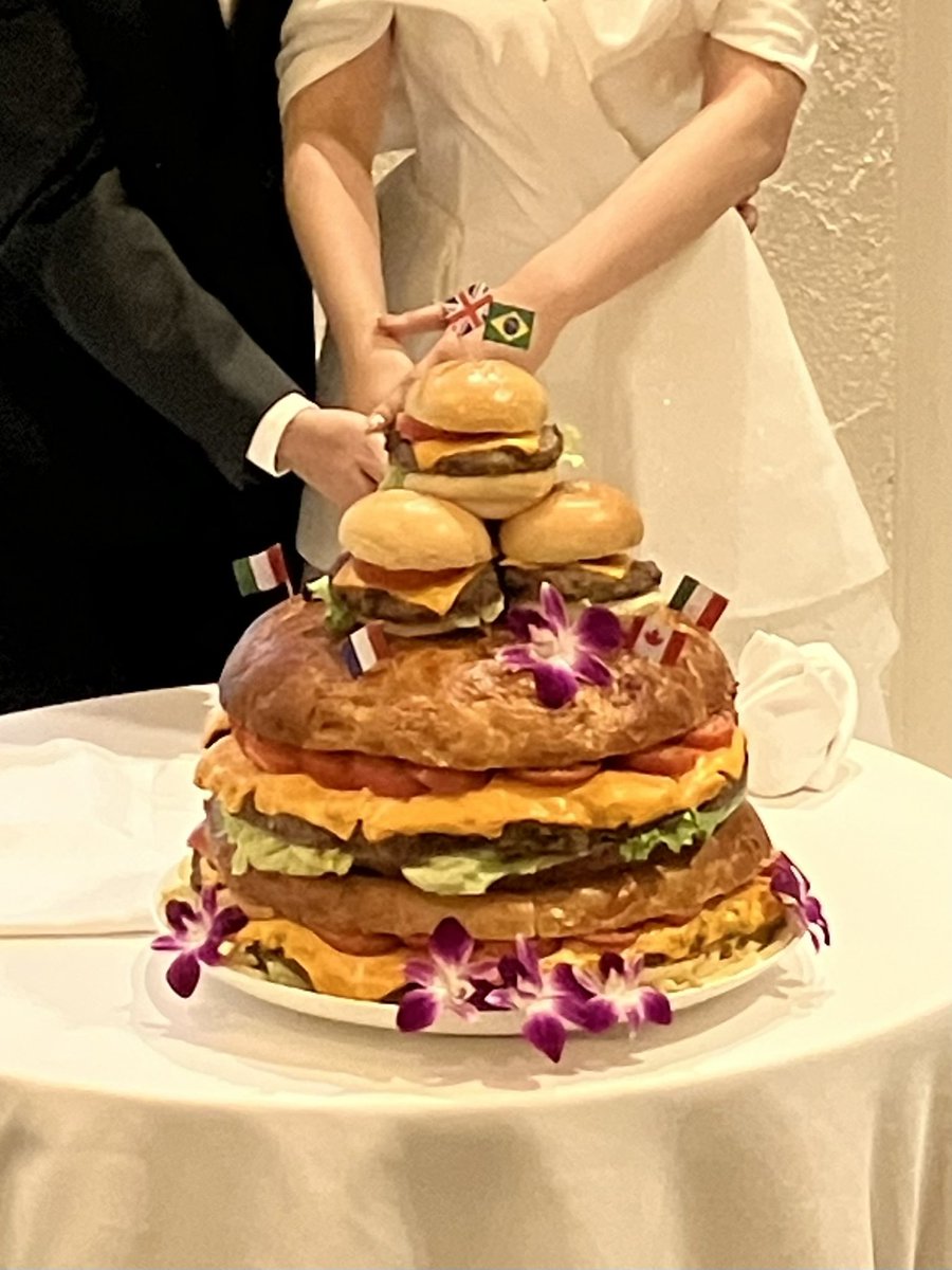 paper0001's tweet photo. 昨日はバイク乗り友人の結婚式
ドレスコードがカジュアル指定だった為
いい年のおじちゃん達は革ジャン革パンブーツで参加‥俺たち以外フォーマルでしたw この年で友人枠での出席があるとは思ってもなかったよw
おめでとうお幸せに！
バーガー入刀はびっくりしたよ https://t.co/Qix2zgFhrn