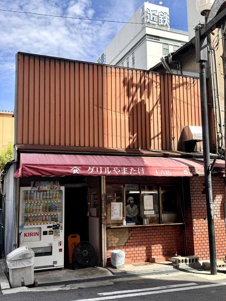 yamato160's tweet photo. 大阪に来たらこれを食え

上本町 グリルやまたけ上六店

お肉屋さんに併設されている
揚げ物の惣菜屋さん

玉子にメンチカツで包んだ
スコッチエッグが人気メニュー

コロッケをはじめさまざまな
お惣菜が楽しめるのが楽しい

スコッチエッグはお昼を過ぎると
売り切れていることが多いので
お気をつけください