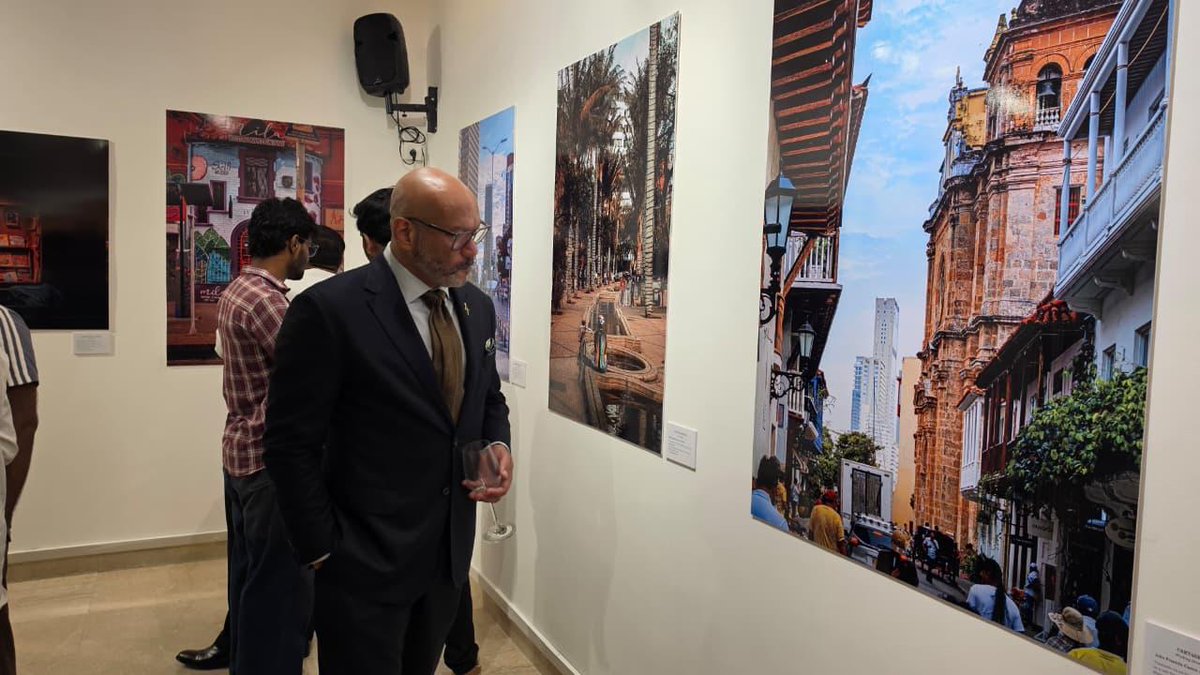 IndiaEmbCol's tweet photo. 📸 We inaugurated “Cuentos Urbanos” at the Embassy of Colombia in New Delhi, a selection of photographs by Colombian artist John Franklin Castro. The exhibition offers a look at Colombia’s urban life, everyday scenes and changing cities, beyond its more traditional landscapes🇨🇴✨ https://t.co/MffBDeMym4