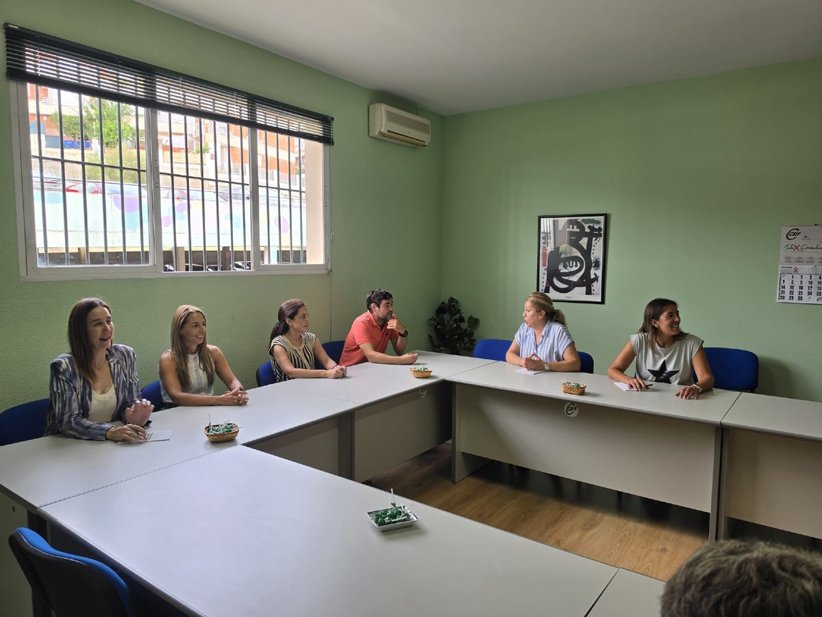CSIFExtremadura's tweet photo. 🟢 Los delegados de Plasencia reciben la visita del presidente autonómico de CSIF Extremadura, Benito Román, junto a varios miembros del Comité Ejecutivo de la organización, para evaluar la situación laboral y sindical en la zona y consensuar las próximas propuestas de trabajo. https://t.co/xnMkny4fIS