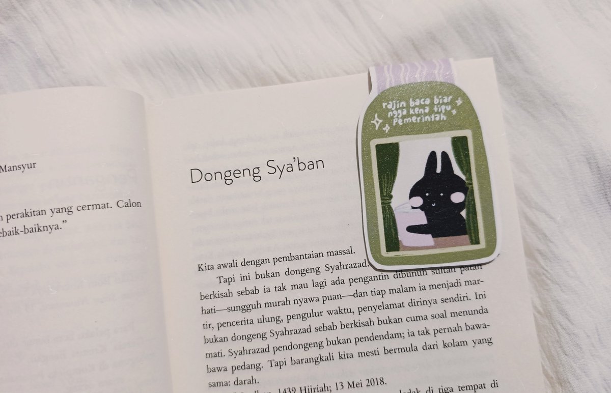 rantingdjati's tweet photo. Mau bikin postingan currently reading ala-ala, tapi pusing banget nyari template cakep ngga nemu-nemu. Ya pokokke aku agi moco Malam Seribu Jahanam. https://t.co/zrjPTujKsM