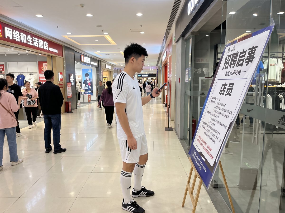 a668899zzz's tweet photo. ai生成
出来找工作，当模特？挺轻松，站着就行。
怎么还要穿上奇怪的衣服，行吧。
好像和想象中的模特不太一样...（ https://t.co/cRD7jL9pCY