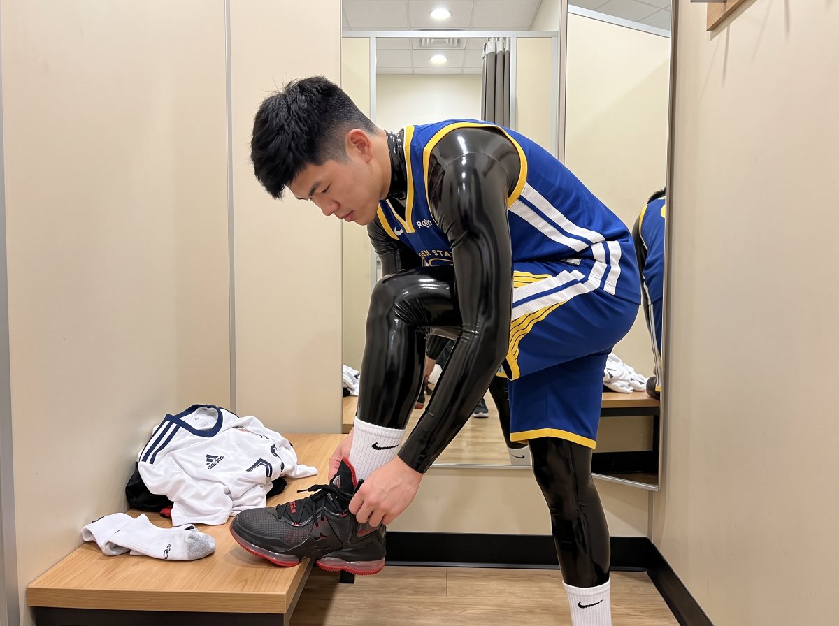 a668899zzz's tweet photo. ai生成
出来找工作，当模特？挺轻松，站着就行。
怎么还要穿上奇怪的衣服，行吧。
好像和想象中的模特不太一样...（ https://t.co/cRD7jL9pCY