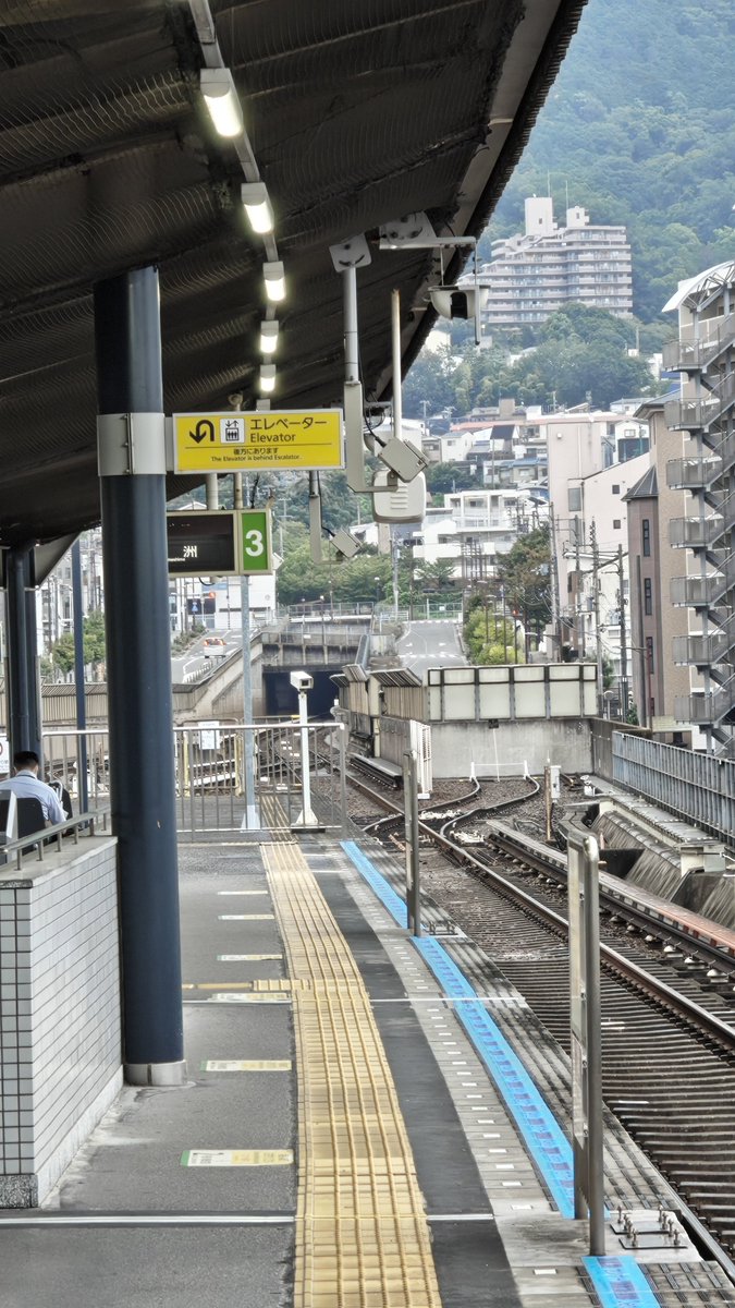 SesameandSolt's tweet photo. 近鉄バスに乗り、新石切駅に到着。生駒が隣なので実質奈良、と言ったらはっ倒されるんだろうなw
ホームから生駒山を貫くトンネルが見える。
一先ず目標としてた最後のポケふたのある荒本駅を目指す https://t.co/Z6IlyL8FAy