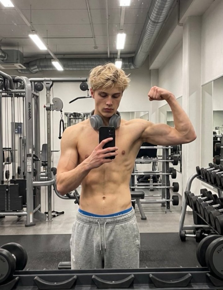 KaiWallace01's tweet photo. #throwback 3 years ago, i was so young here 😅 https://t.co/KwIFieEsTe