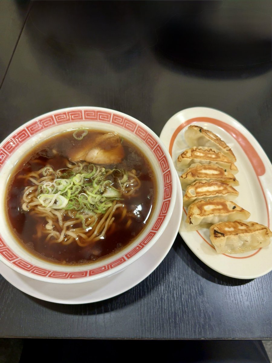 highrock_x's tweet photo. ディナー

郡山ブラック素らーめん餃子セット

500円

ごちそうさまでした😋

#ディナー
#ラーメン
#郡山ブラック 
#幸楽苑雀の宮店 https://t.co/bfZEjT3oZV