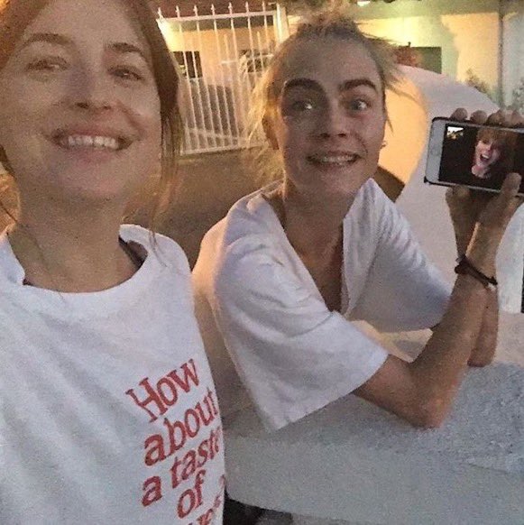 crismaths's tweet photo. uma boa rede de amigos faz diferença na vida de alguém. a cara passou por um período muito ruim e foram poucos que realmente estiveram ao lado dela. eu sabia que a taylor e a dakota nunca deixariam ela sozinha e ver a cara hoje, depois de tudo, tão linda, saudade, presente e bem, me emocionou
