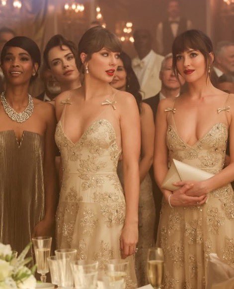 crismaths's tweet photo. uma boa rede de amigos faz diferença na vida de alguém. a cara passou por um período muito ruim e foram poucos que realmente estiveram ao lado dela. eu sabia que a taylor e a dakota nunca deixariam ela sozinha e ver a cara hoje, depois de tudo, tão linda, saudade, presente e bem, me emocionou