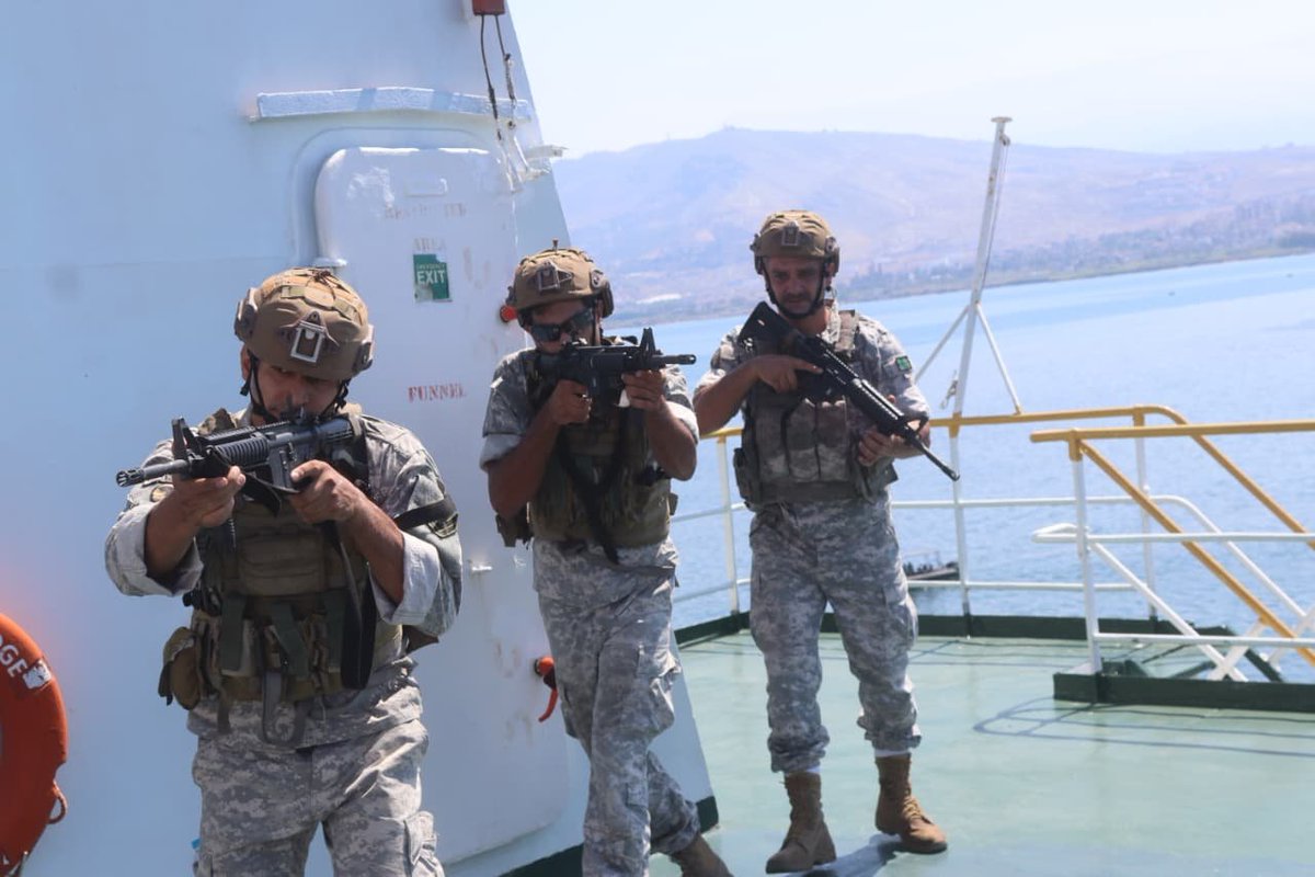 MissionDefLiban's tweet photo. Dans le cadre de la coopération, la France 🇨🇵 appuie les Forces Maritimes Libanaises  🇱🇧 en formant les unités d’intervention à l’investigation et au contrôle de bâtiments. 
#MEAE #DCSD #Marine #CECMED #ALFAN https://t.co/jbgYY7dNQ4
