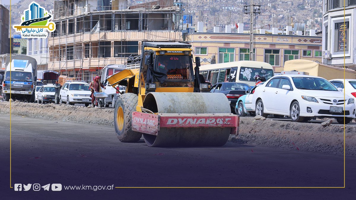 KblMunicipality's tweet photo. د ابن‌سینا روغتون ته څېرمه څخه تر نجات څلي پورې د باغ قاضي سړک د بنسټیزو برخو د جوړولو چارې روانې دي او هڅه کېږي چې هر څه ژر قیر کولو ته چمتو شي.
د سړک جوړولو په دې پروژه کې چې، ۲۳۵۰ مترو په اوږدوالی او ۴۵ متره سورلري، د معیاري لښتیو، پلیو لارو او ګلدانونو جوړول، د روښنايي 1/3 https://t.co/zDm8jpJ3lg