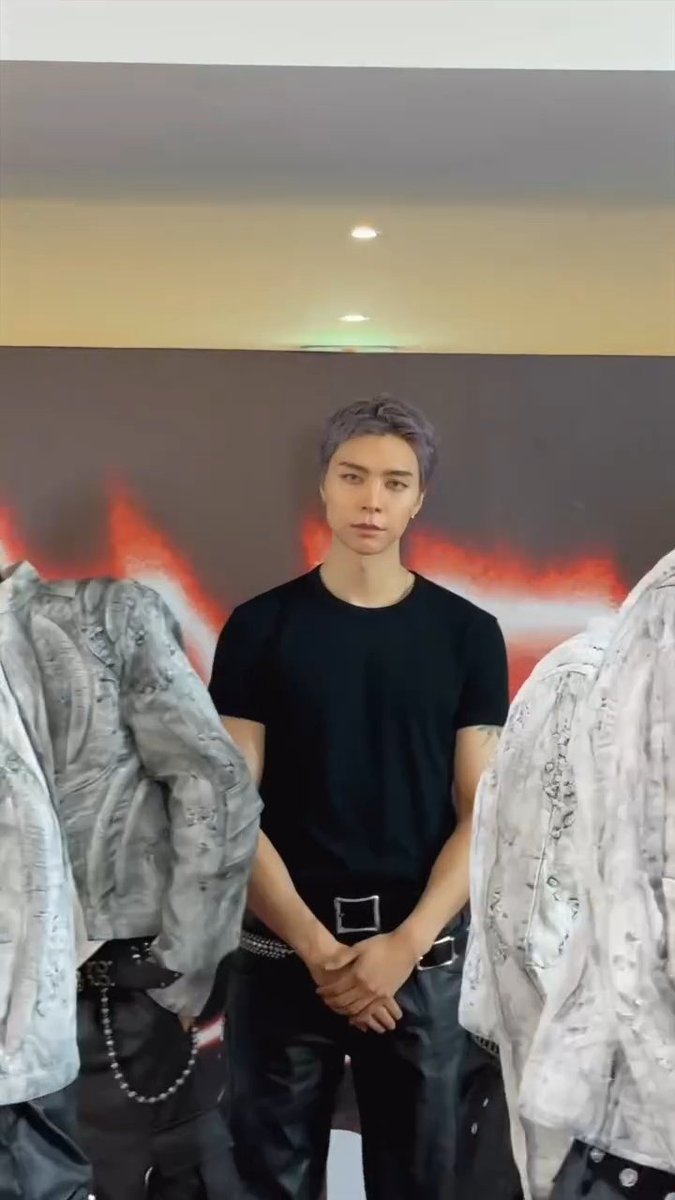 suhnflowerj_'s tweet photo. the demon inside your bedroom when you're crying over your fav-almost divorced-ship at night instead of sleeping https://t.co/Jh5ruzlEvj
