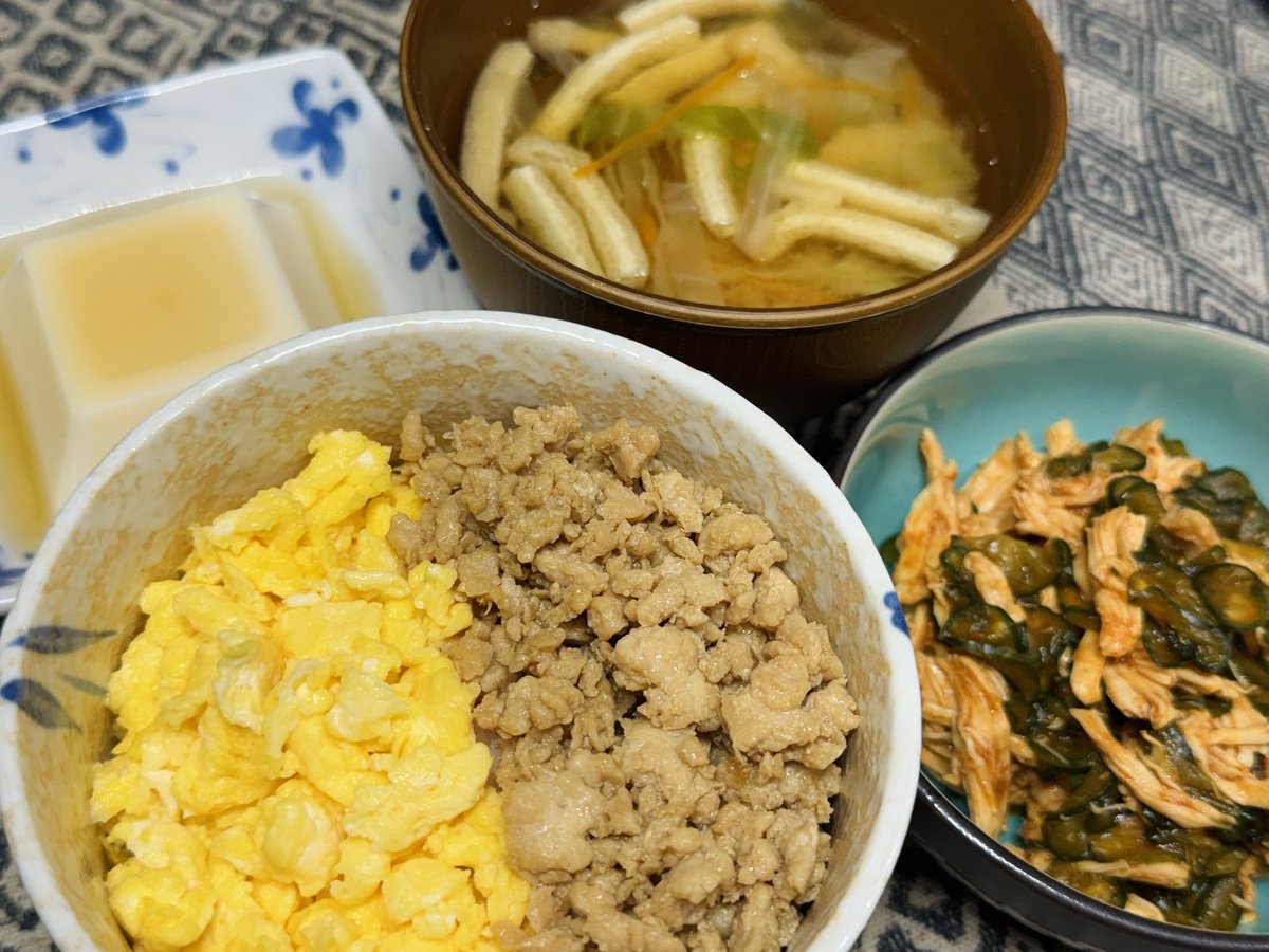 sabatoramama's tweet photo. 9/28(月) #おうちごはん #夜ごはん
そぼろ丼
ササミときゅうりの赤から和え
たまご豆腐
キャベツと人参と揚げの味噌汁 https://t.co/GNBjkn8cxh