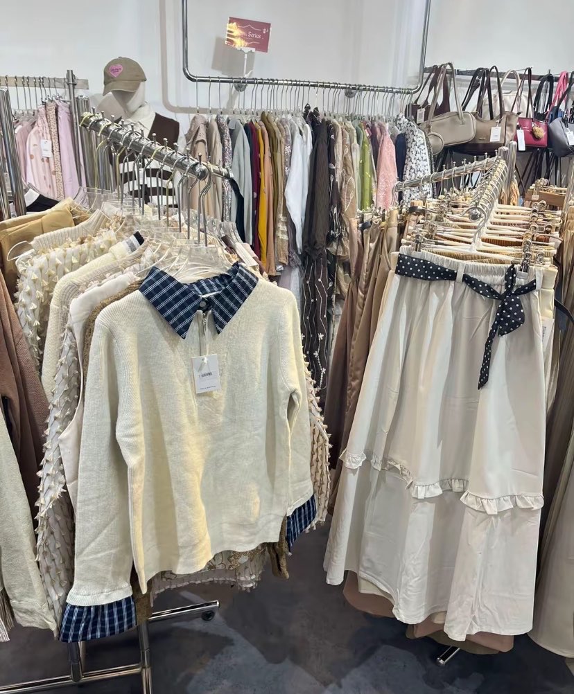jungjless's tweet photo. KALO ADA YANG NANYA “TOKO BAJU MURAH TAPI BAGUS DIMANA?”
aku langsung jawab: DISINI😭✋🏻
harganya ramah dikantong😭🫰🏻 https://t.co/jpBQ0RaxeG