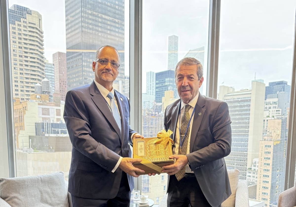 trnc_pio's tweet photo. Foreign Minister Ertuğruloğlu meets with OIC Secretary-General Ahmed
https://t.co/tMVgBte0TA https://t.co/xO4v6MURbj
