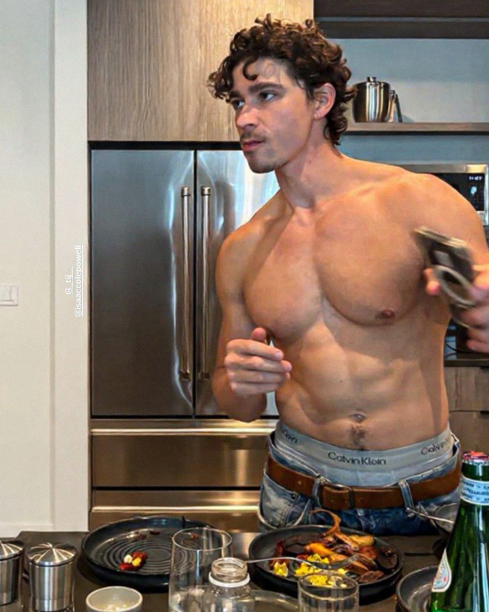 stephendeunique's tweet photo. Isaac Powell shares new shirtless photo 😍 https://t.co/FCU9J7rYHs