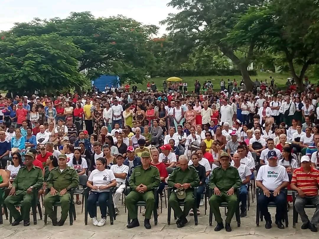 QueipoRuiz's tweet photo. Con #HonorHolguinero felicitamos a todos los cederistas en el 66 Aniversario de la fundación de los #CDR por  el Comandante en Jefe Fidel Castro Ruz. 
Especialmente congratulamos a los cederistas de #Holguín que a diario contribuyen a la salvaguarda de #Cuba. https://t.co/3BCfZwUmwT