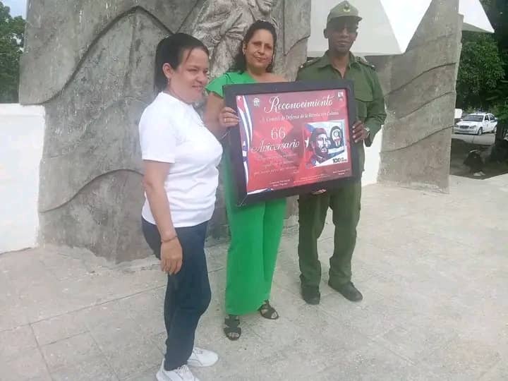 QueipoRuiz's tweet photo. Con #HonorHolguinero felicitamos a todos los cederistas en el 66 Aniversario de la fundación de los #CDR por  el Comandante en Jefe Fidel Castro Ruz. 
Especialmente congratulamos a los cederistas de #Holguín que a diario contribuyen a la salvaguarda de #Cuba. https://t.co/3BCfZwUmwT