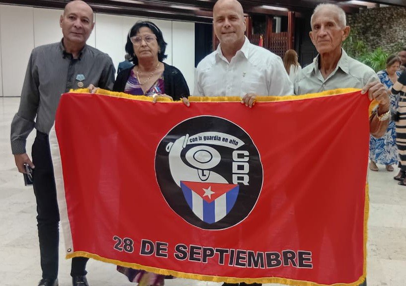 QueipoRuiz's tweet photo. Con #HonorHolguinero felicitamos a todos los cederistas en el 66 Aniversario de la fundación de los #CDR por  el Comandante en Jefe Fidel Castro Ruz. 
Especialmente congratulamos a los cederistas de #Holguín que a diario contribuyen a la salvaguarda de #Cuba. https://t.co/3BCfZwUmwT