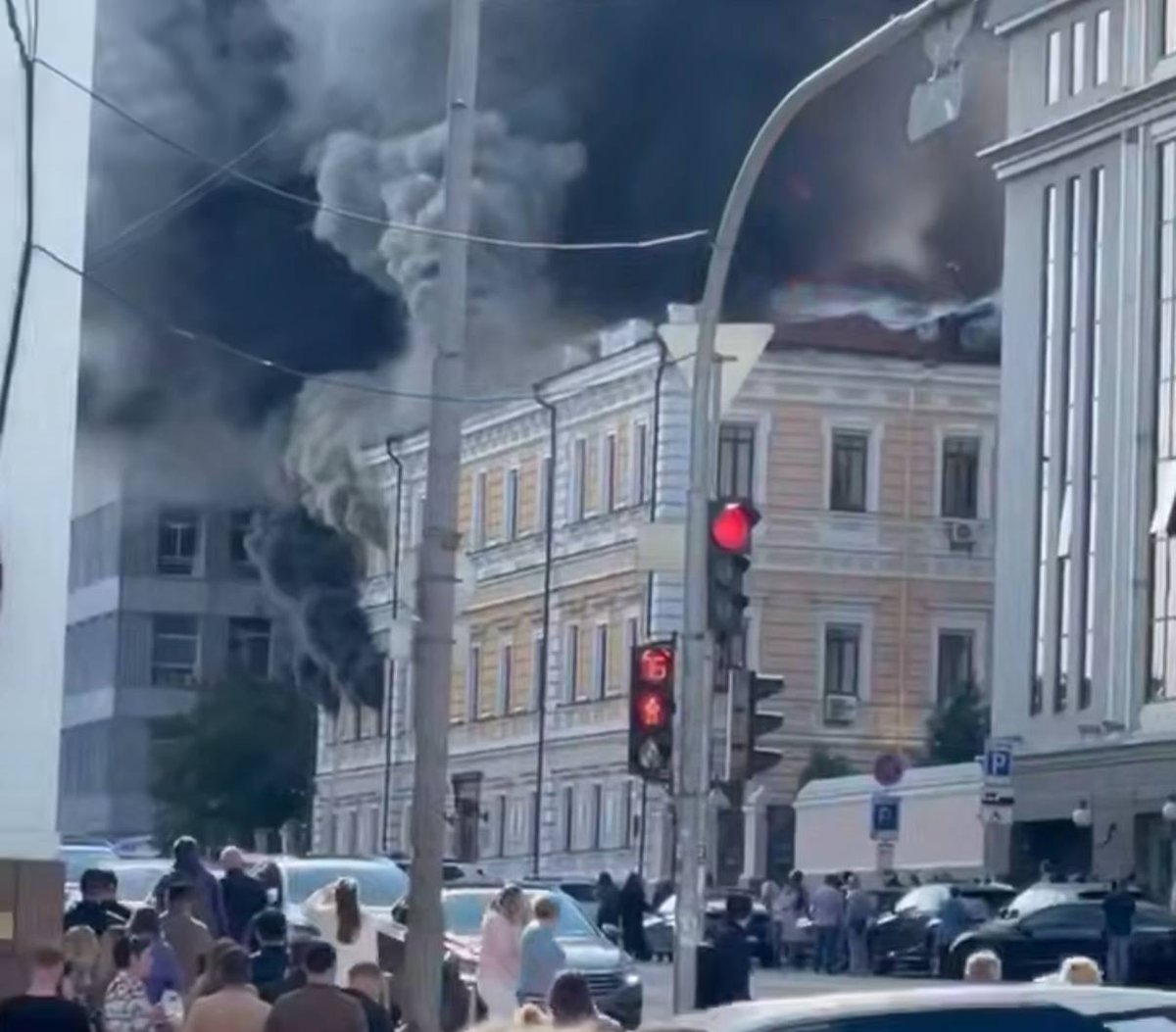 DMokryk's tweet photo. 🇺🇦Kyiv center today. National Academy of Sciences of Ukraine burning after a direct 🇷🇺 Russian drone attack.

But hey, life in Kyiv is completely normal, and look, they have expensive cars on the streets, and anyway Russia just wants Donbas and peace! https://t.co/OIgZz0fXfJ