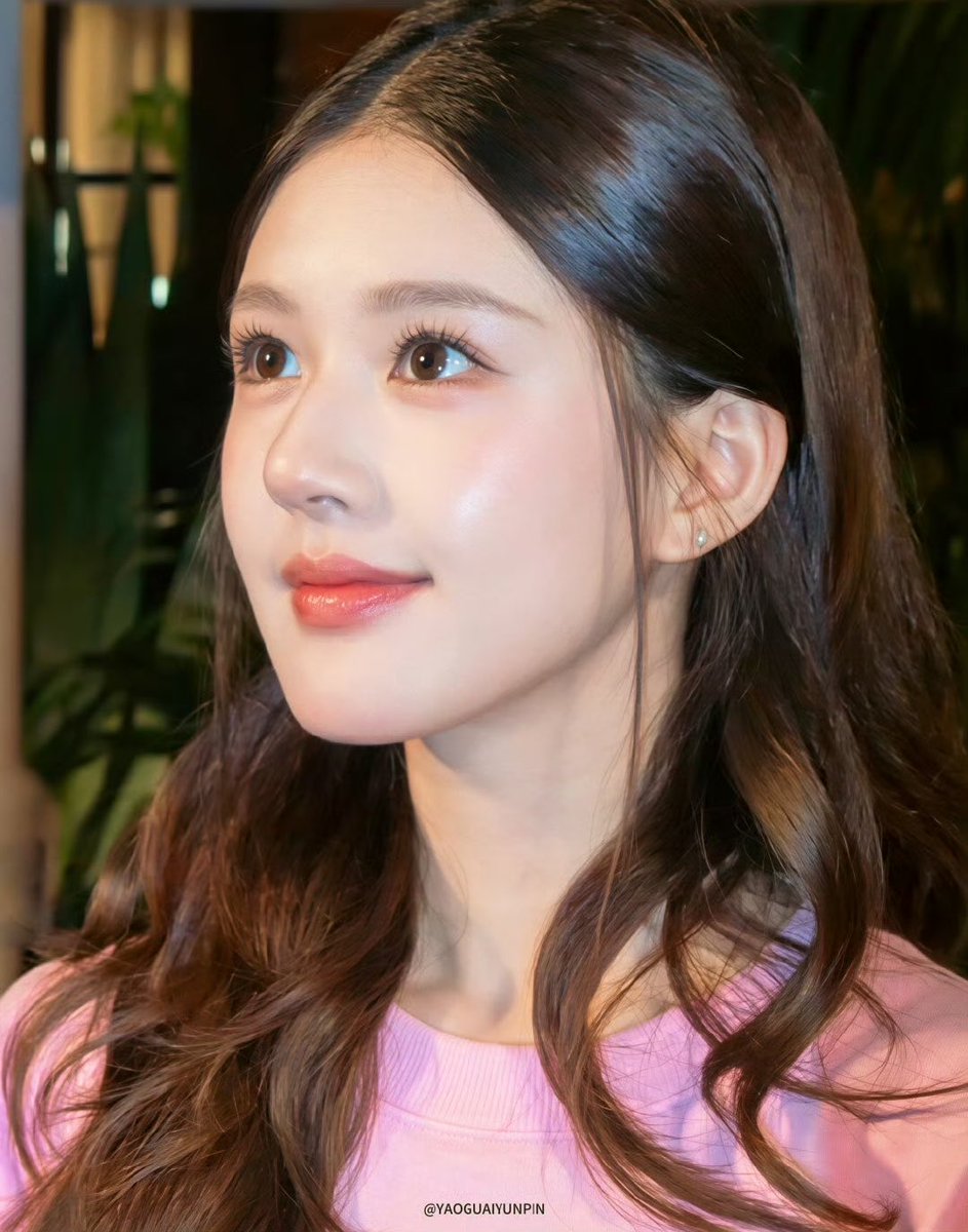 youniebear's tweet photo. GEESUS WHO EVEN LOOKS LIKE THIS SO STUNNING https://t.co/459cHEz37r