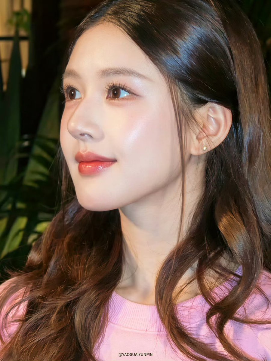 youniebear's tweet photo. GEESUS WHO EVEN LOOKS LIKE THIS SO STUNNING https://t.co/459cHEz37r