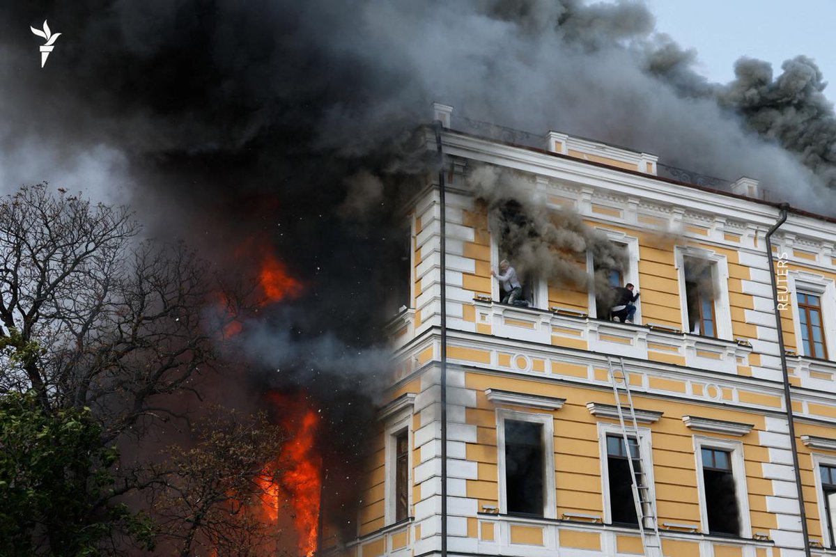 DMokryk's tweet photo. 🇺🇦Kyiv center today. National Academy of Sciences of Ukraine burning after a direct 🇷🇺 Russian drone attack.

But hey, life in Kyiv is completely normal, and look, they have expensive cars on the streets, and anyway Russia just wants Donbas and peace! https://t.co/OIgZz0fXfJ